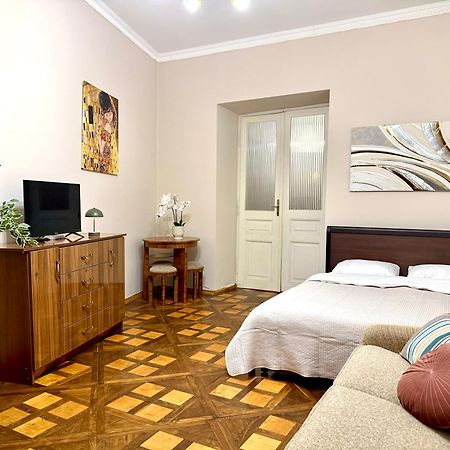 Modern And Classic Apart. Central Location Lviv Exterior photo