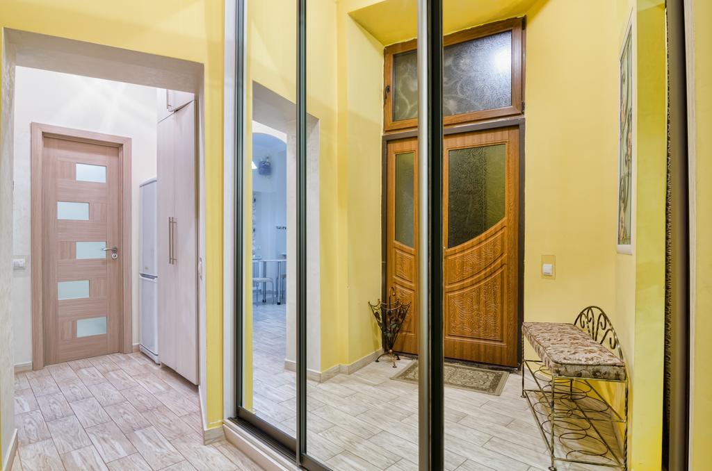 Modern And Classic Apart. Central Location Lviv Exterior photo