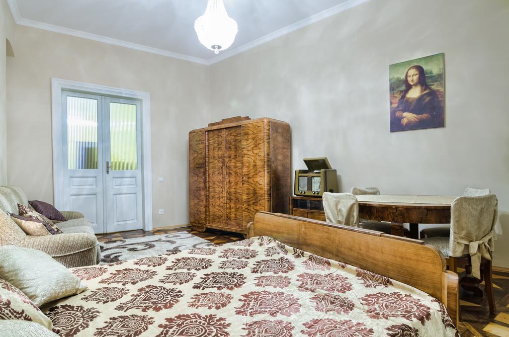 Modern And Classic Apart. Central Location Lviv Exterior photo